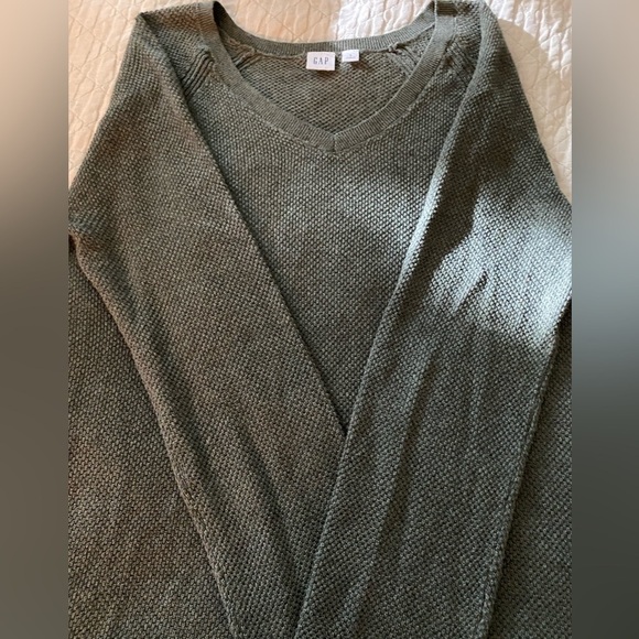 GAP top, thermal style, size Small. V-neck, long sleeves. Olive green. - Picture 3 of 6